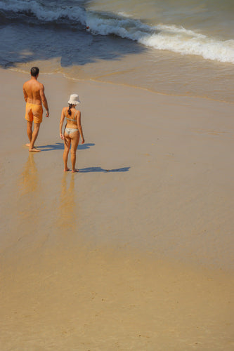 couple en vacances au bord de la mer
