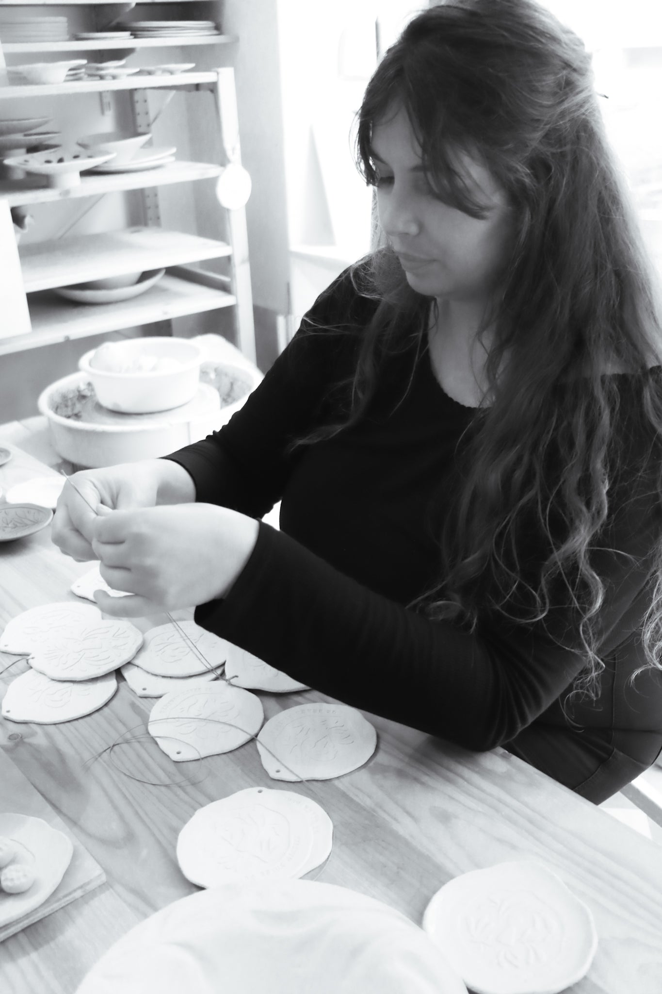 gabrielle lenoir artiste céramiste dans son atelier pour Domaine Singulier