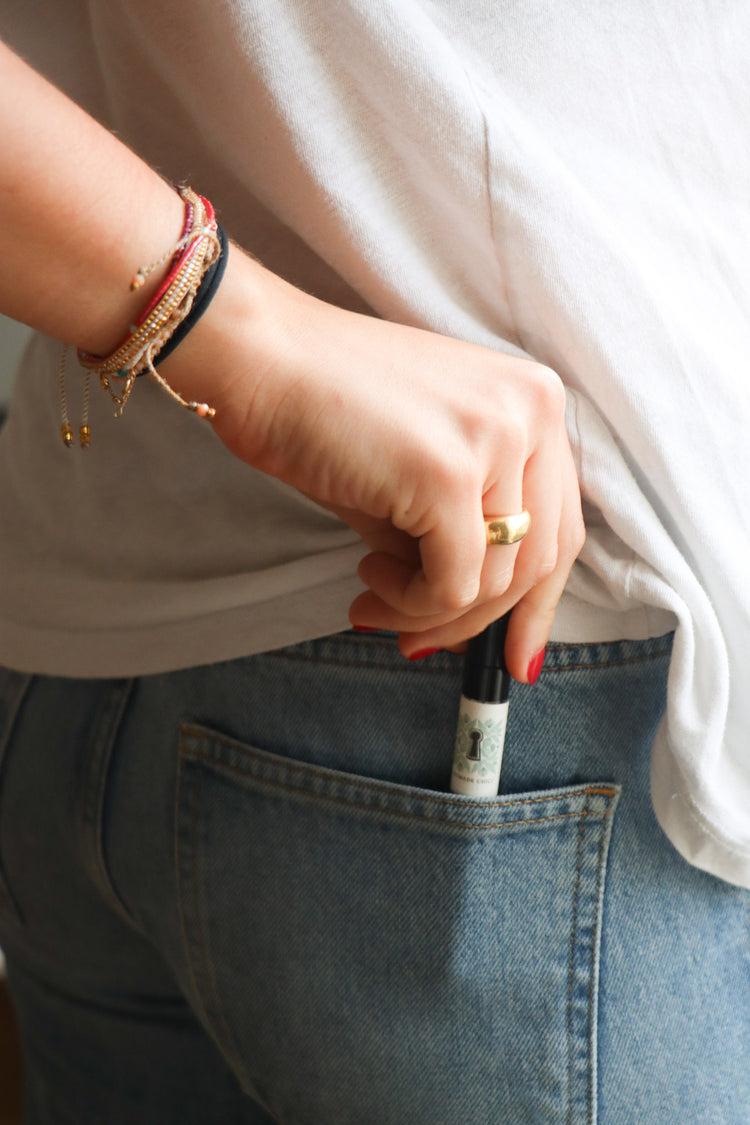 Le flacon de parfum nomade chic de Domaine Singulier s'emporte partout 