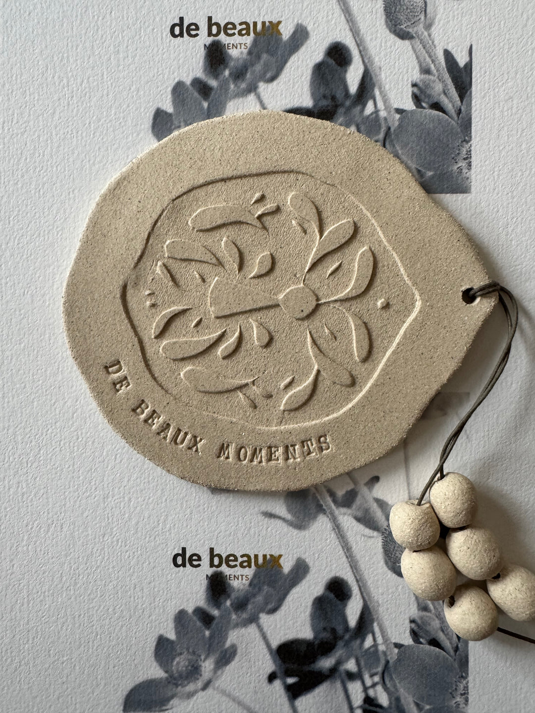 Bijou de maison en céramique avec mantra Domaine Singulier X Gabrielle Lenoir
