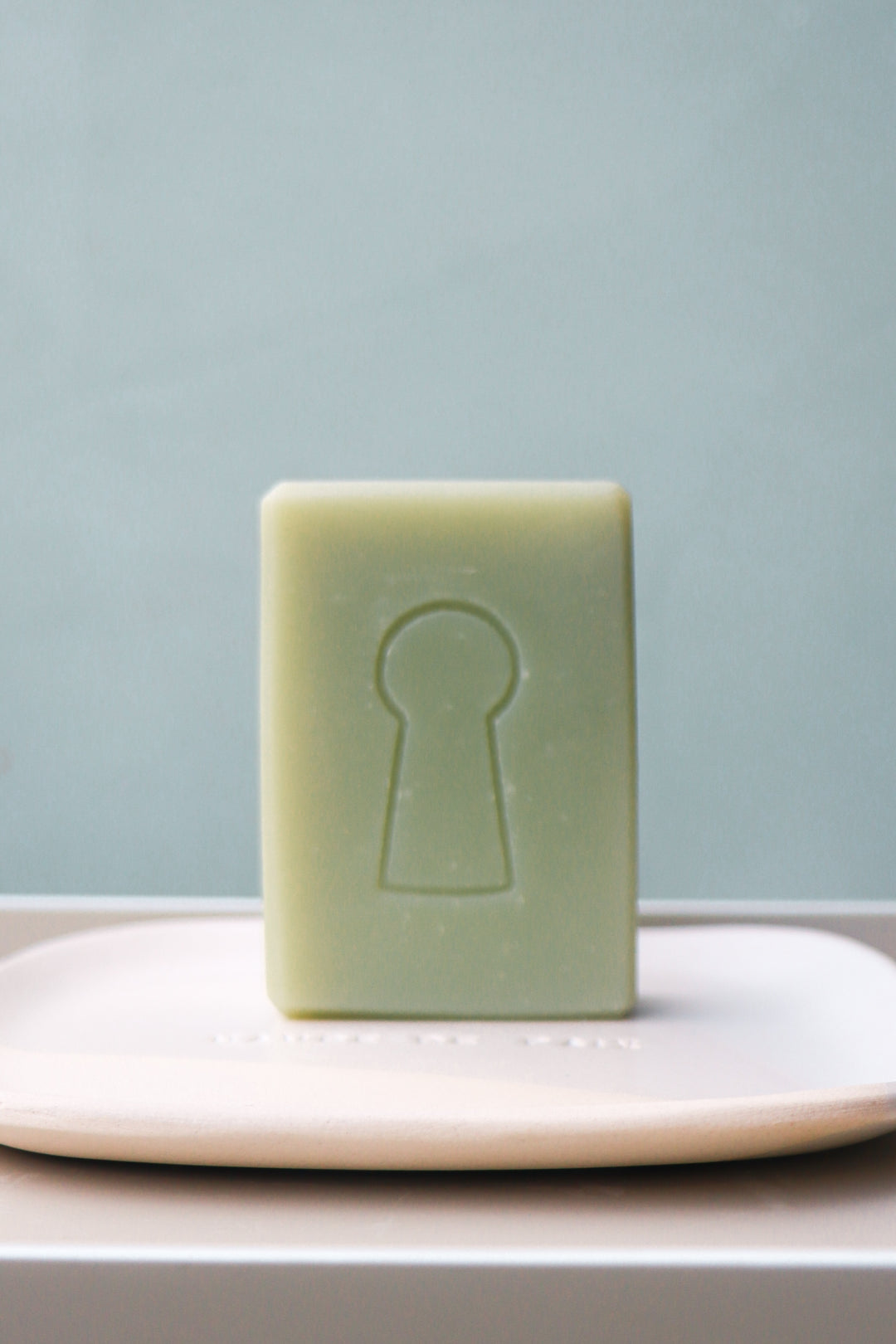 le Savon de  Belle Façon de Domaine Singulier, au parfum amande verte et fleurs de cerisier et le porte-savon en céramique
