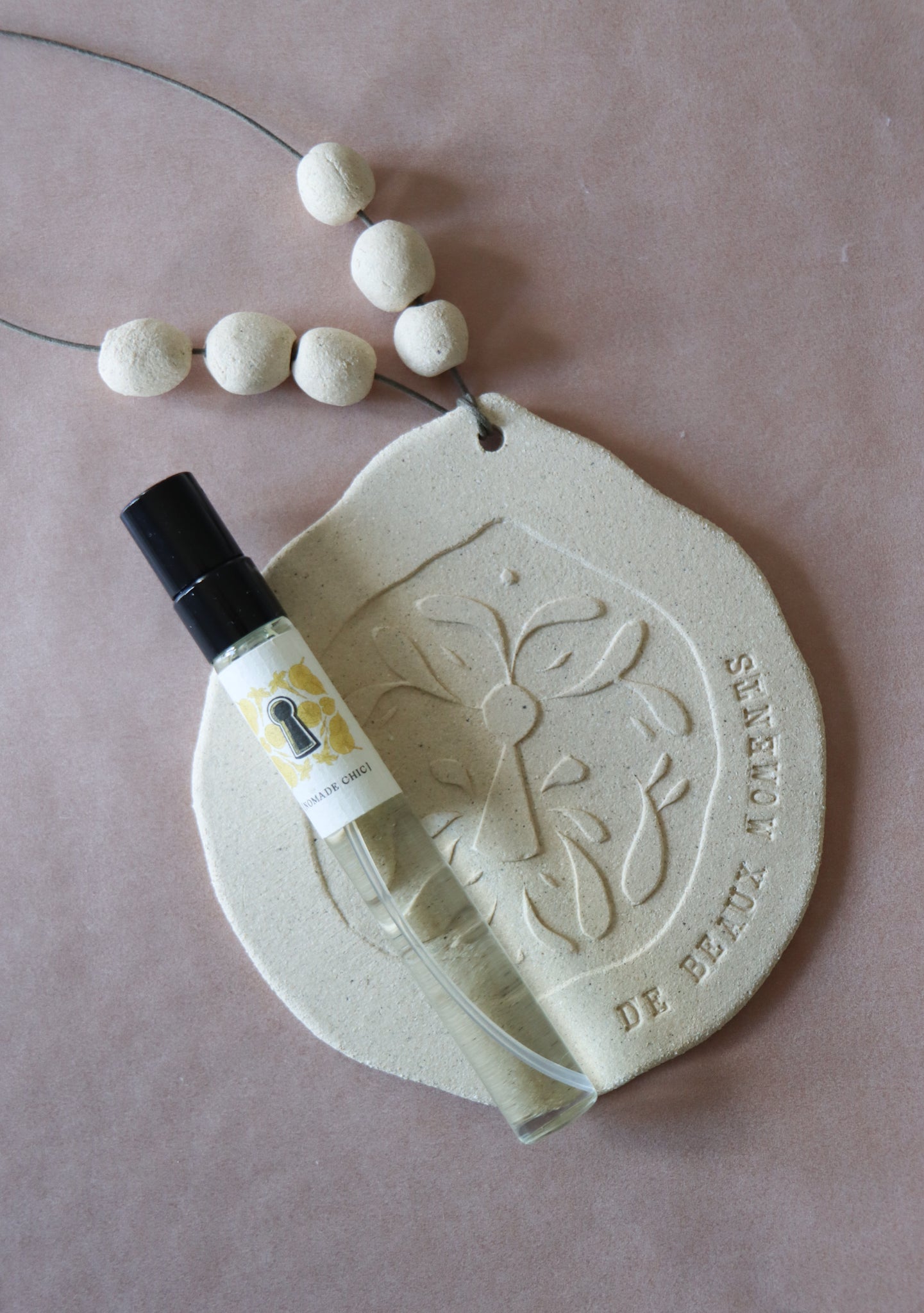 bijou maison de ceramique et nomade chic bergamote  domaine singulier sur fond rose saumon
