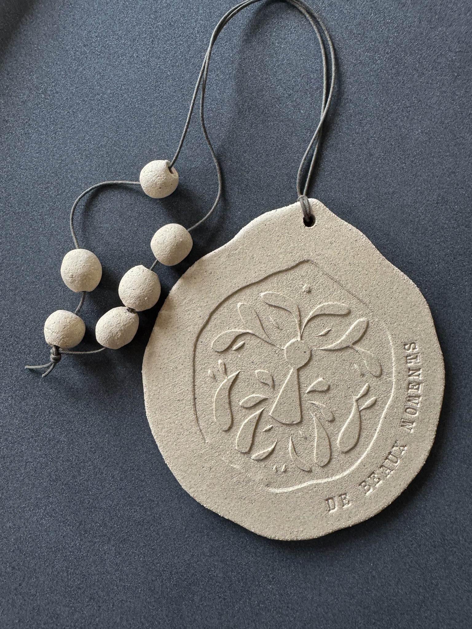 bijou de maison céramique Gabrielle Lenoir pour Domaine Singulier sur fond gris
