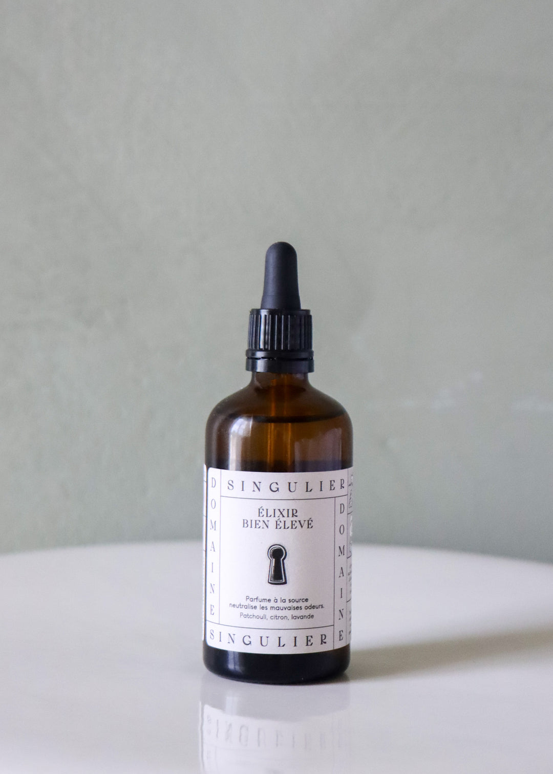 le parfum d'intérieur élixir bien élevé  de domaine singulier aux senteurs de patchouli, de citron et lavande, un indispensable de tous les nez exigeants et fins esthètes
