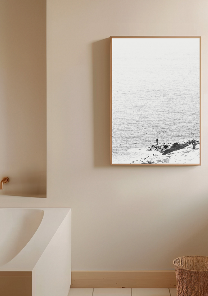 photographie noir et blanc encadrée, au mur dans la salle de bain, sur le thème de la mer signée emmadaum pour Domaine Singulier