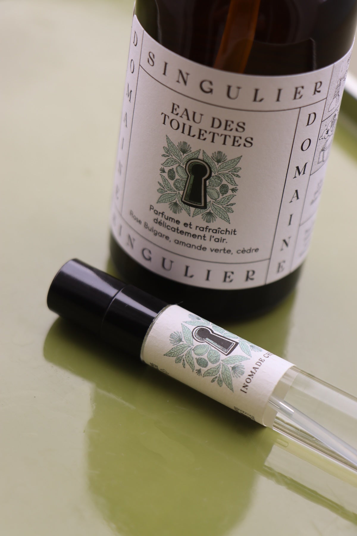Eau belles Toilettes de Domaine Singulier parfum amande verte en flacon 100 ml et en flacon 10 ml nomade chic