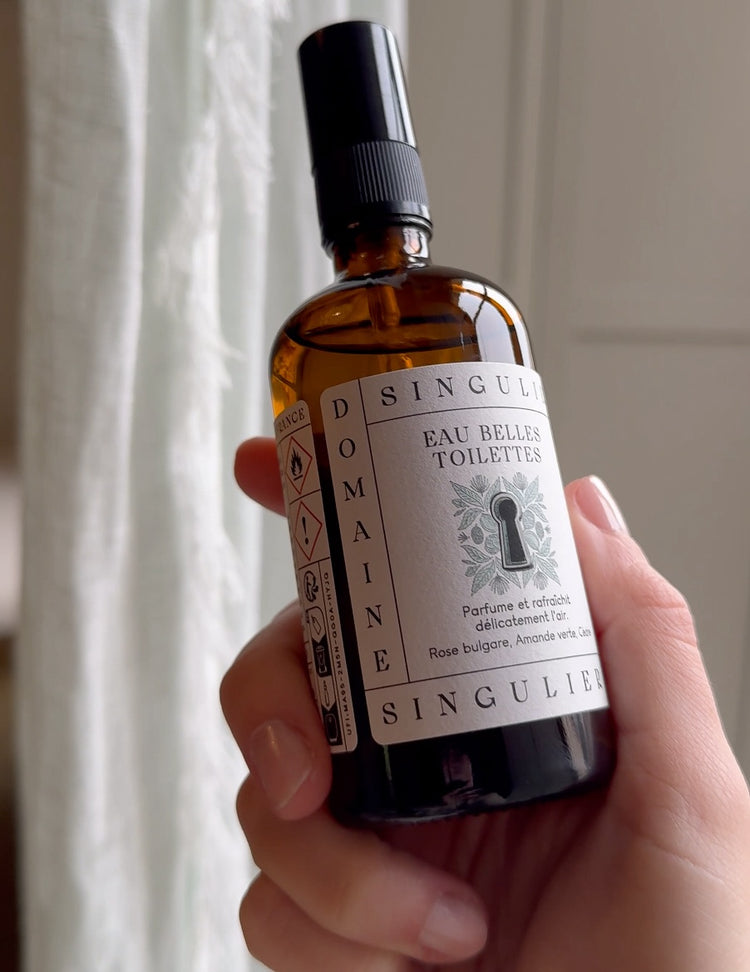 le flacon eau belles toilettes amande verte domaine singulier dans une main