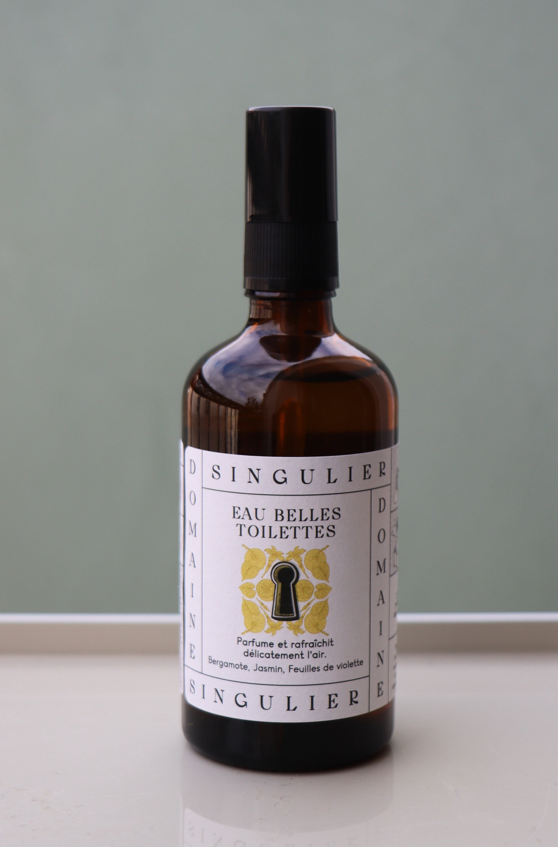le parfum d'intérieur eau belles toilettes  de Domaine Singulier aux senteurs de bergamote, jasmin et feuilles de violette 