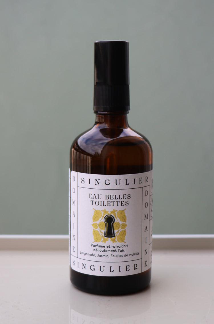le parfum d'intérieur eau belles toilettes  de Domaine Singulier aux senteurs de bergamote, jasmin et feuilles de violette 