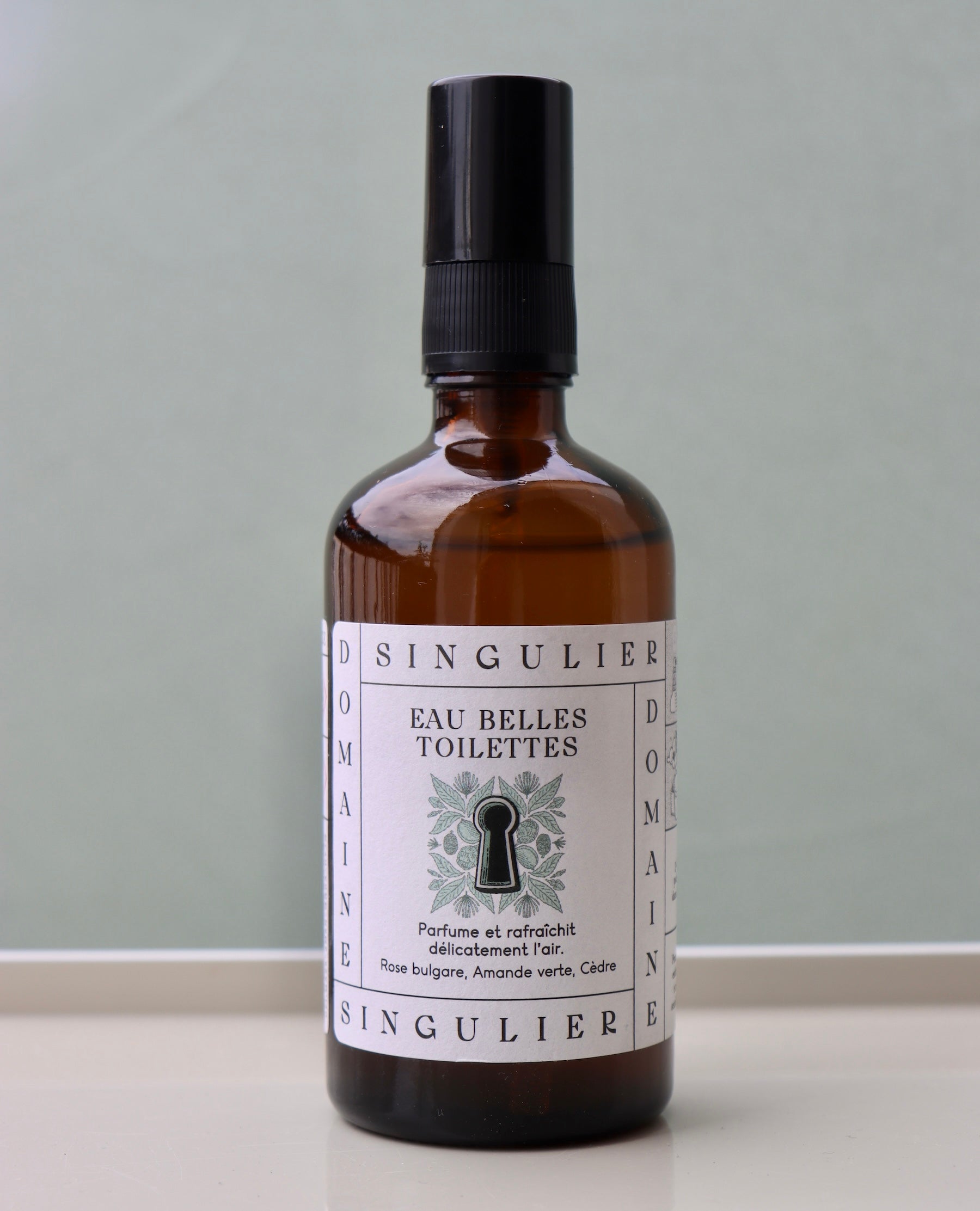 Eau Belles Toilettes de Domaine Singuleir  aux accords naturels d' amande verte, de rose bulgare, de cèdre dans son flacon 100 ml