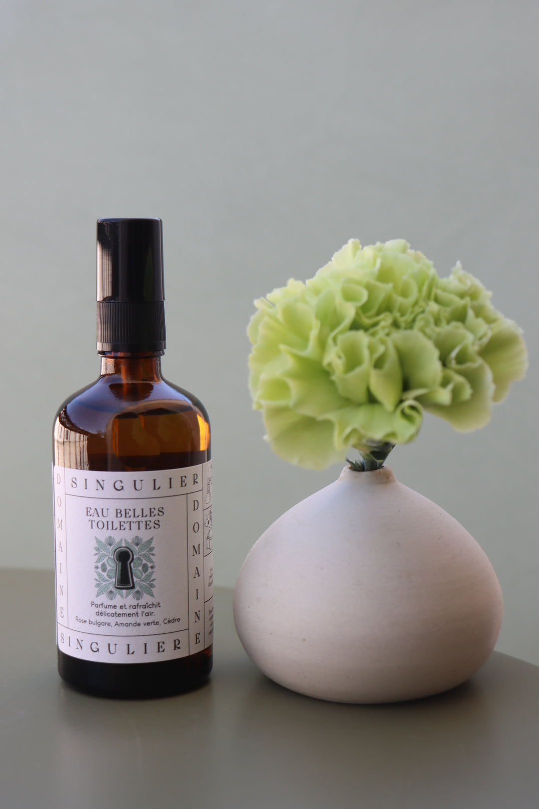 Eau Belles Toilettes de Domaine Singulier parfum amande verte avec le soliflore en céramique pour parfumer et décorer la maison