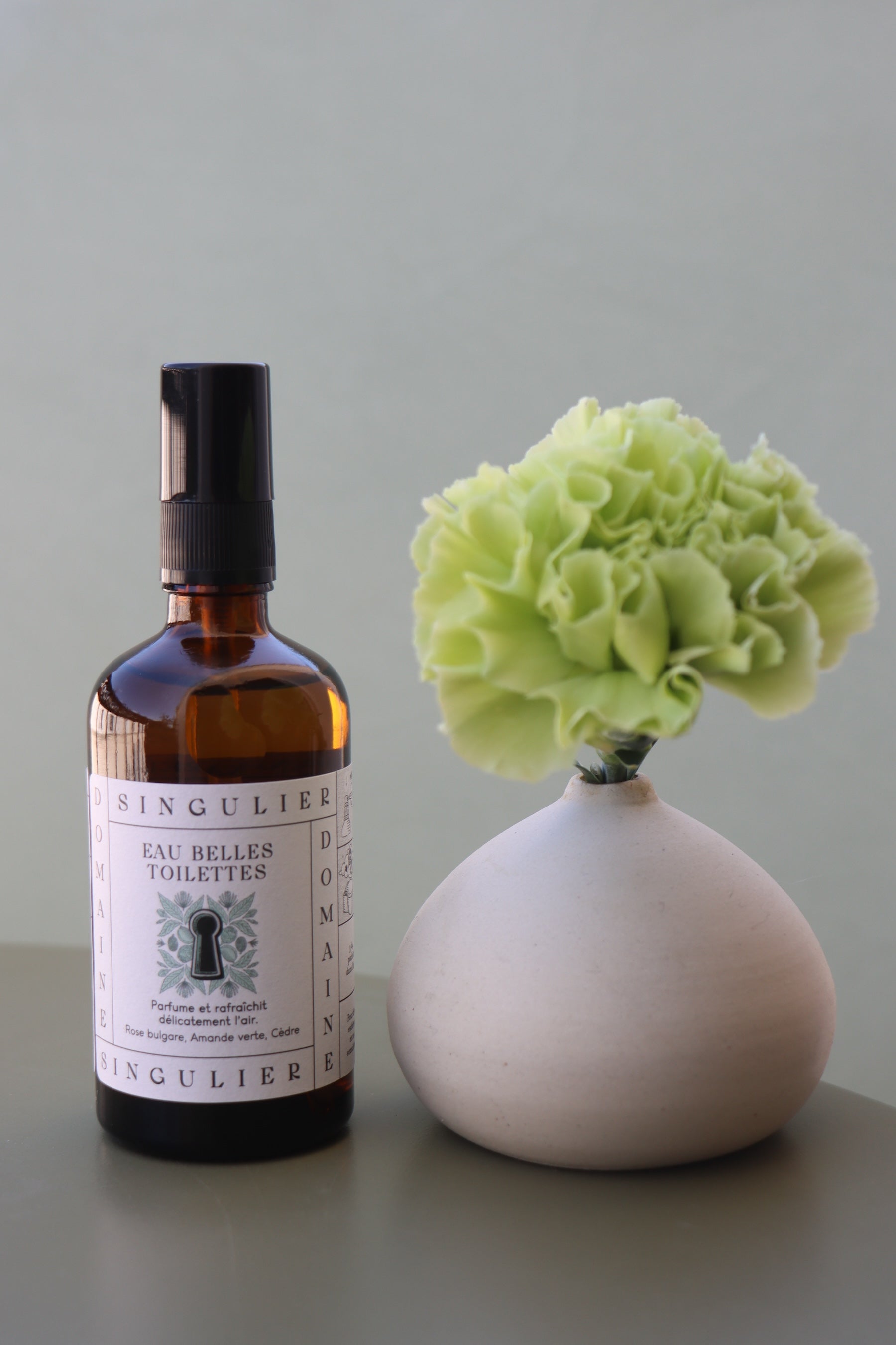 Eau Belles Toilettes de Domaine Singulier parfum amande verte avec le soliflore en céramique pour parfumer et décorer la maison