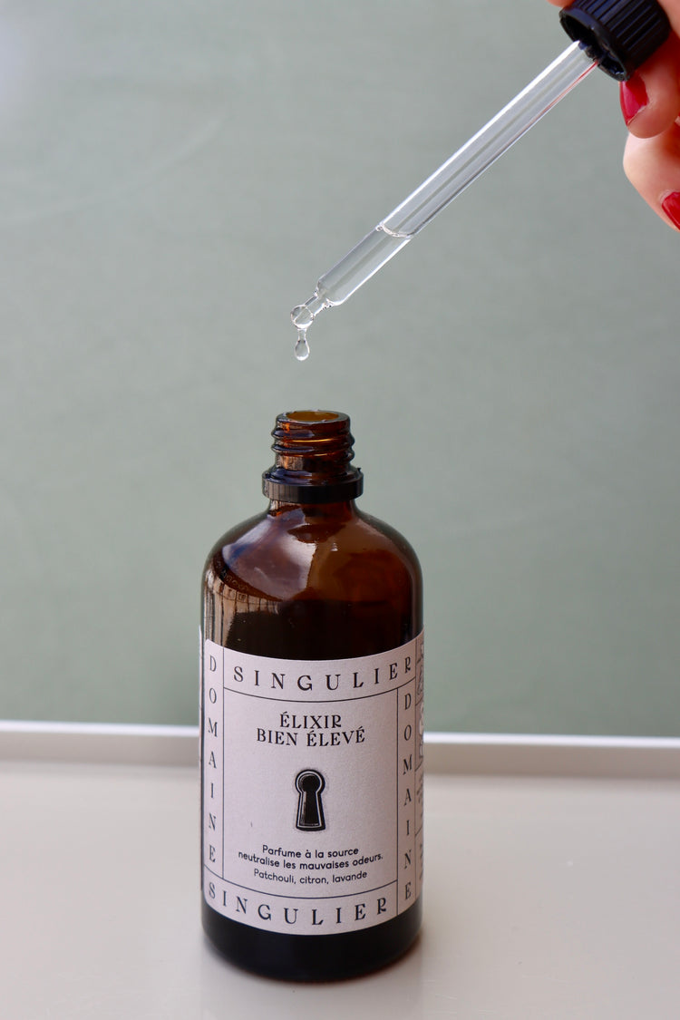 Notre Elixir Bien Elevé Domaine Singulier en flacon gouttes est un geste élégant et précis pour sublimer l'air et neutraliser toutes les odeurs les plus incommodantes dans les toilettes et salles de bain
