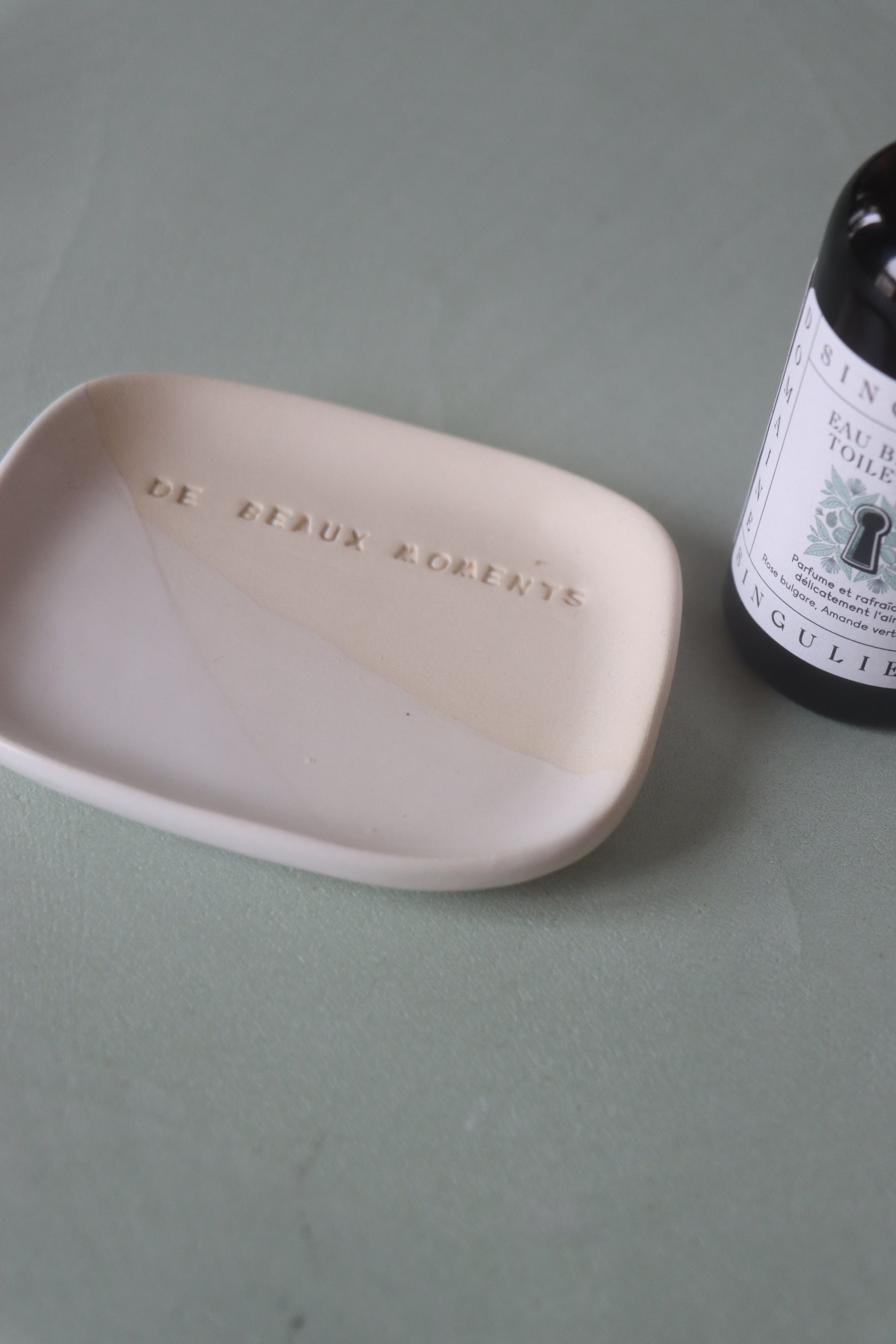 Beau et utile, le porte savon Domaine Singulier est une création exclusive signé d'une artiste céramiste et fabriqué en France. Ici avec les mots "de beaux moments".
