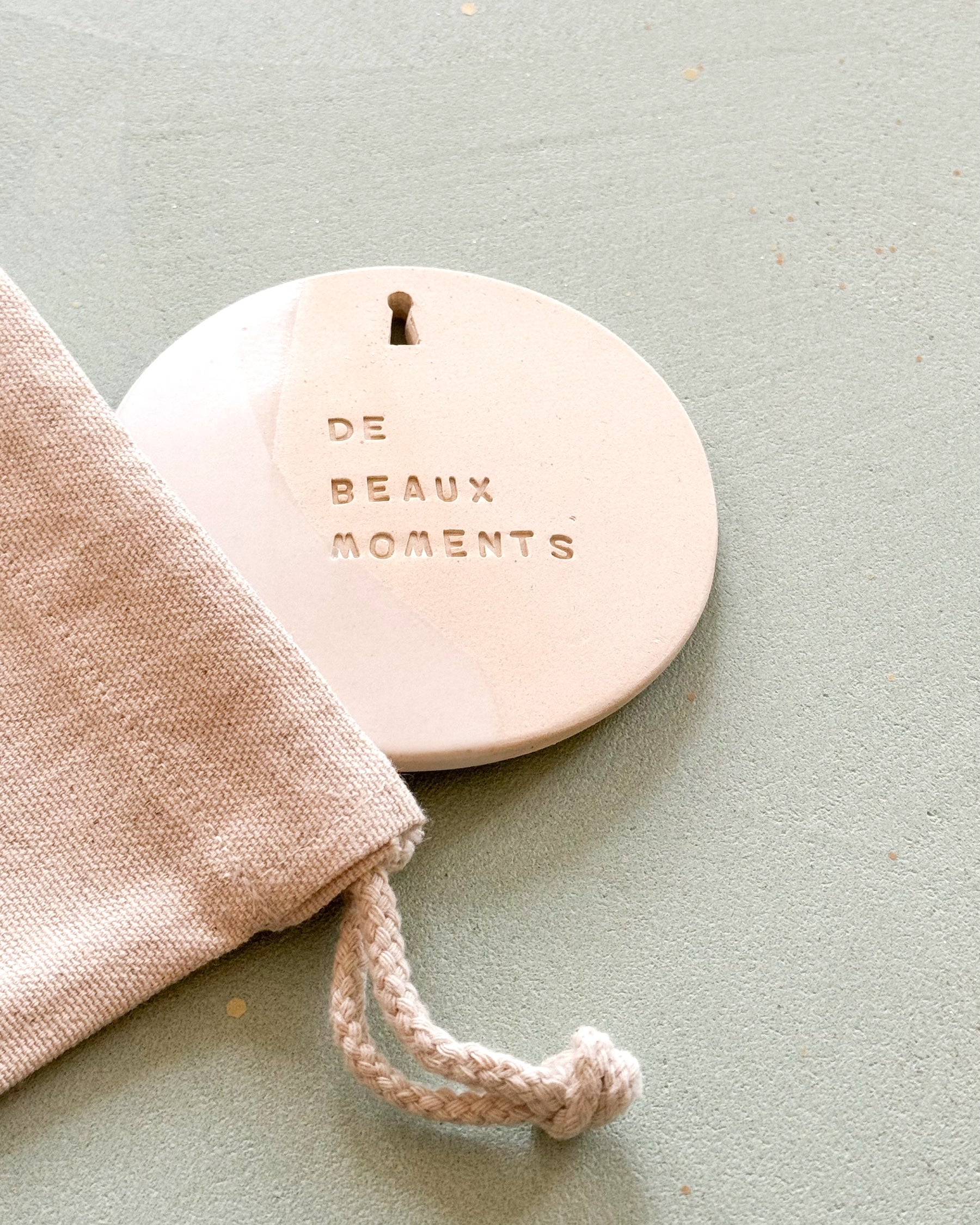 Le mantra en céramique Domaine Singulier  gravé des mots "de beaux moments". Un objet décoratif à poser ou à suspendre, à parfumer.  