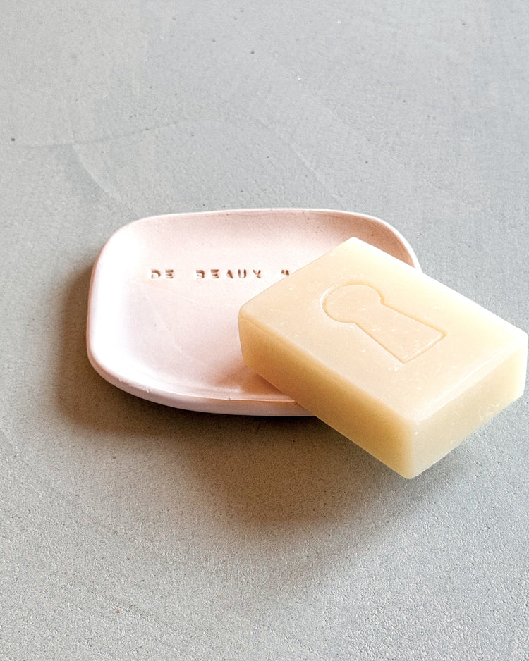le duo Savon de Belle Façon de Domaine Singulier parfumé à la bergamote et le porte-savon en céramique façonné en France par une artiste céramiste