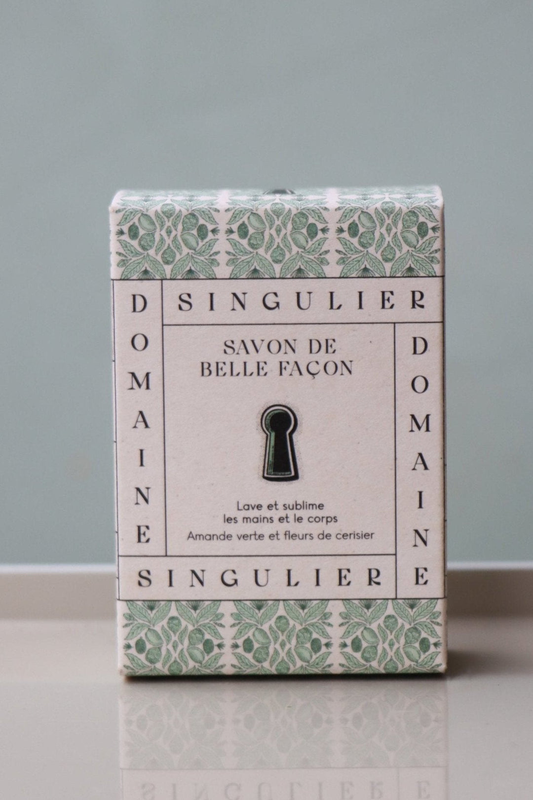 Savon de Belle facon de Domaine Singulier, parfum amande verte dans son bel étui  élégant avec motif clé de serrure
