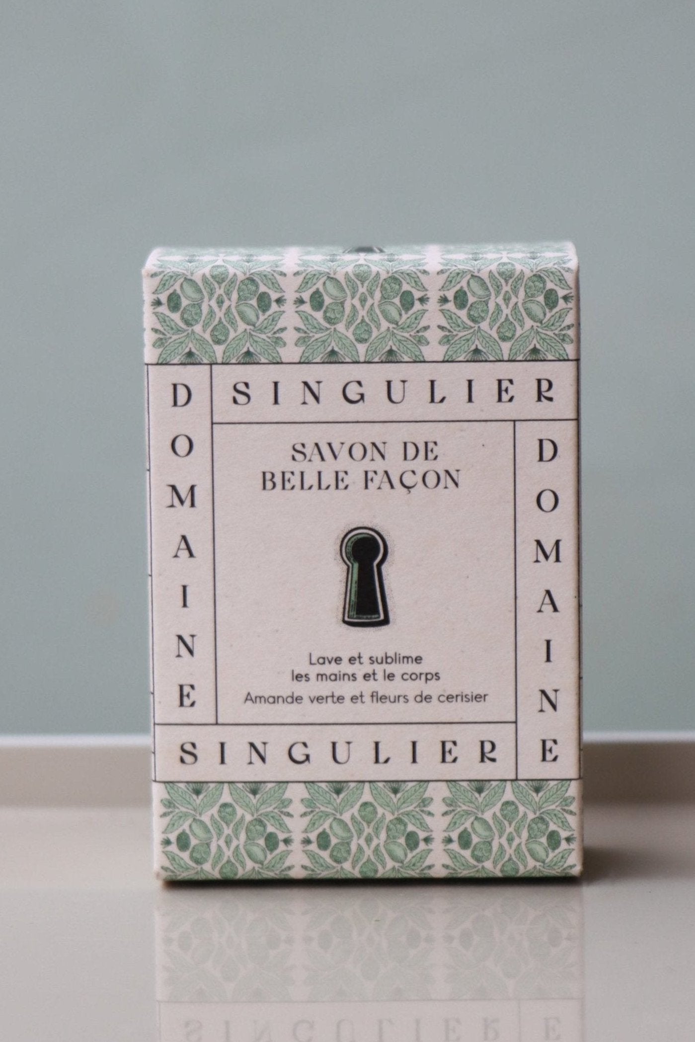 Savon de Belle facon de Domaine Singulier, parfum amande verte dans son bel étui  élégant avec motif clé de serrure