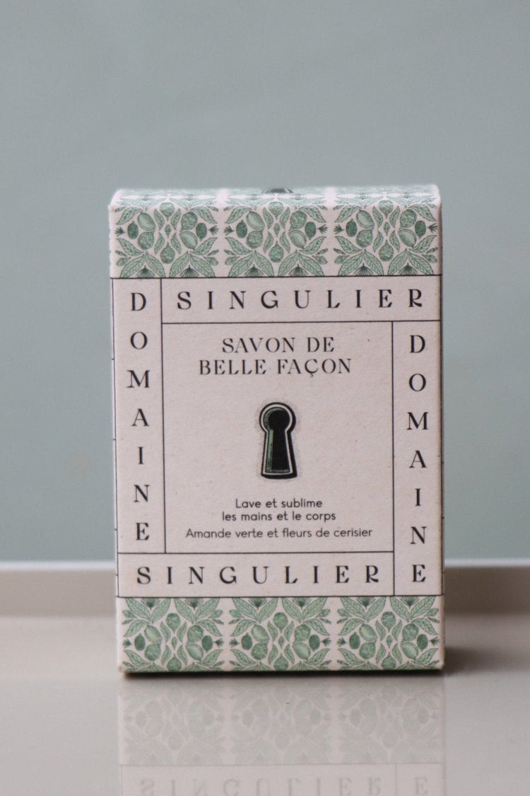Savon de Belle facon de Domaine Singulier, parfum amande verte dans son bel étui  élégant avec motif clé de serrure