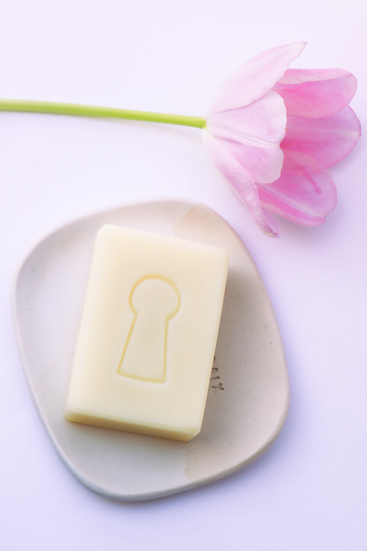 Le Savon de Belle Façon bergamote et feuilles de violette Domaine Singulier est aussi beau à l'intérieur qu'à l'extérieur.  Idéal pour toutes les peaux même les plus délicates et sèches.