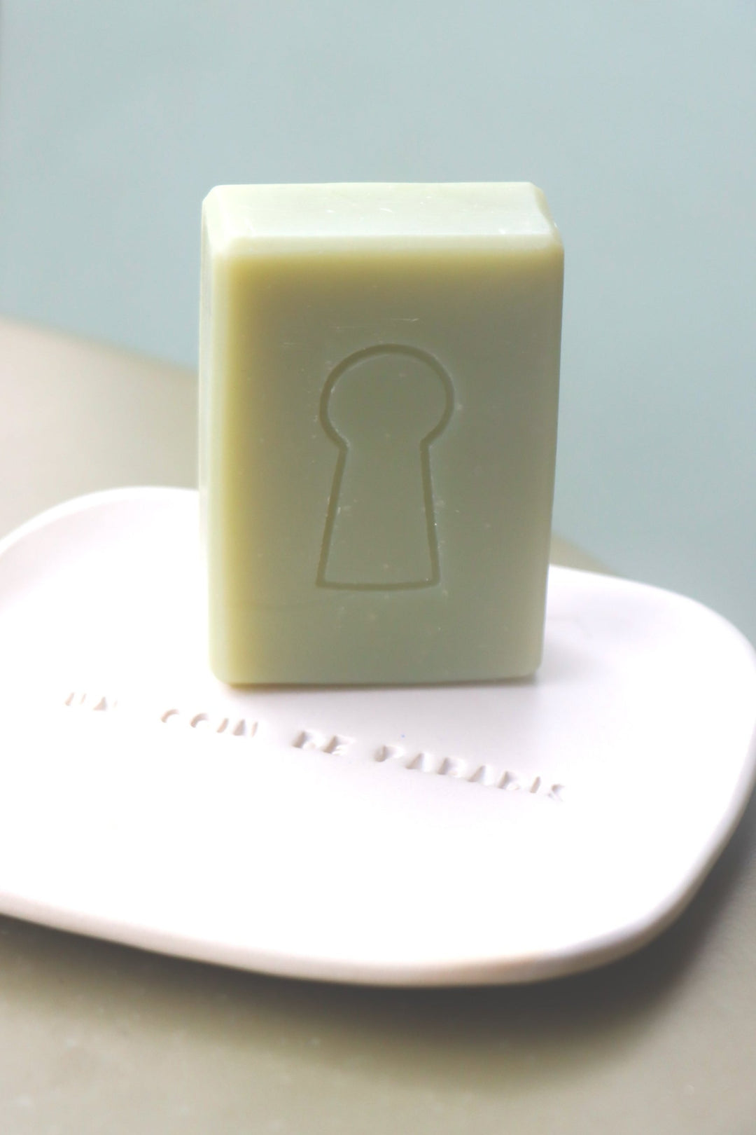 Savon de Belle Façon de Domaine Singulier, parfum amande verte, feuilles de violette sur son beau porte-savon en céramique signé d'une artiste céramiste
