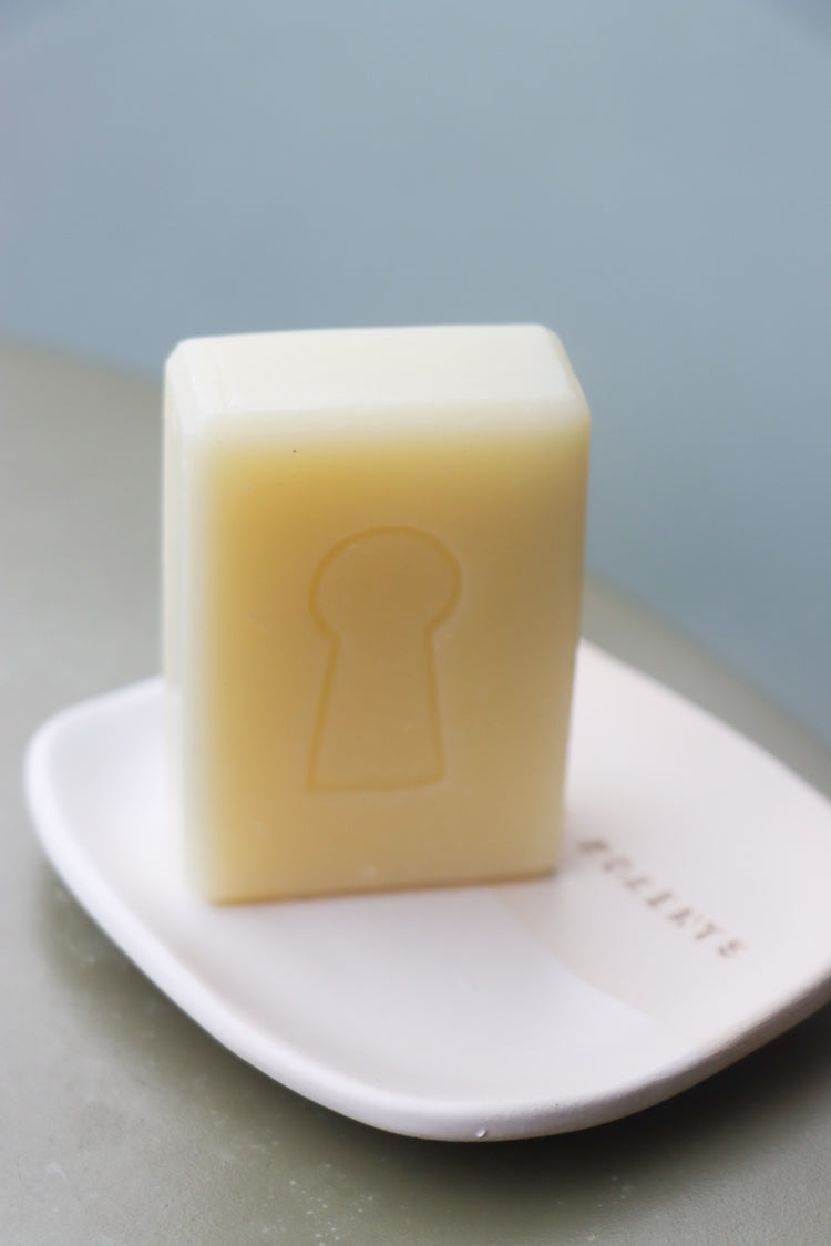 le duo Savon de Belle Façon de Domaine Singulier au parfum de bergamote et le porte-savon en céramique signé d'une artiste céramiste et fabriqués tous les deux en France